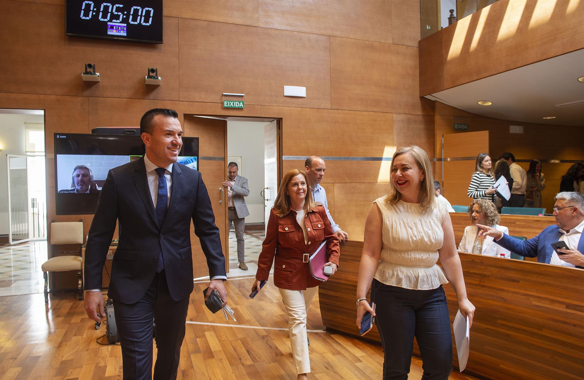 El president de la Diputació de València, Vicent Mompó, i la vicepresidenta de la institució, Natàlia Enguix, en un ple de la corporació | Raquel Abulaila | EP