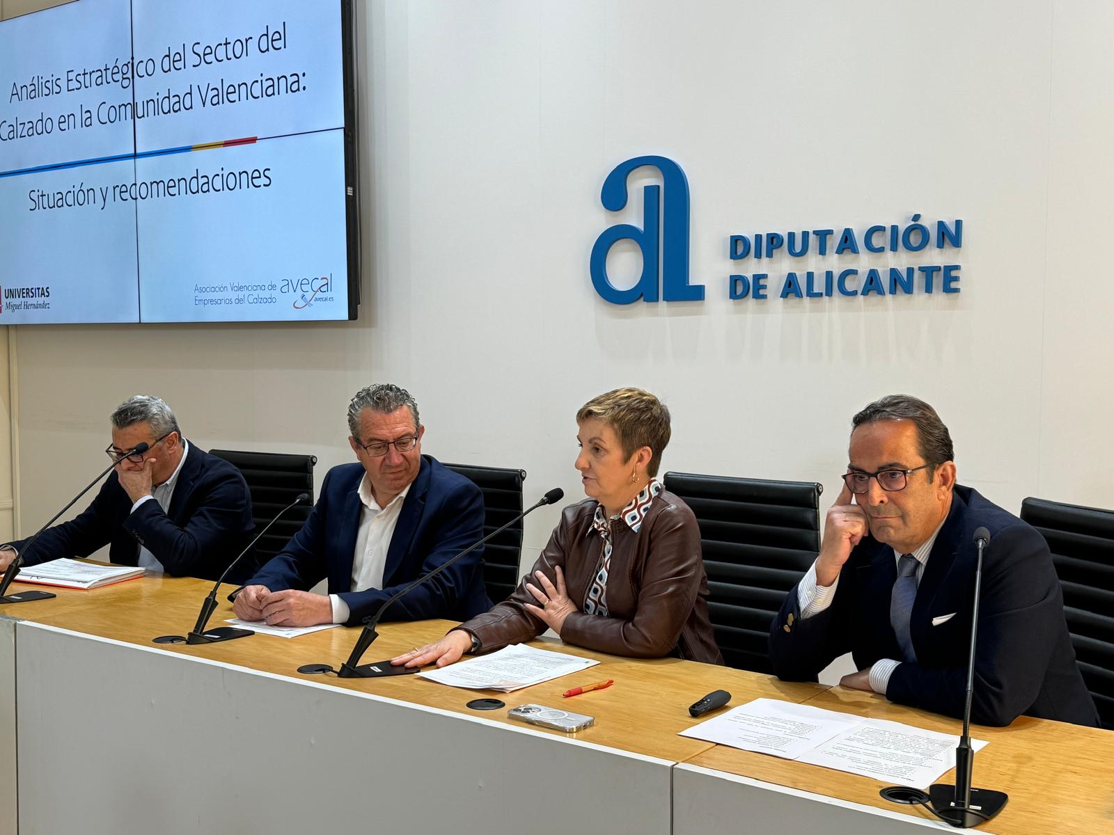Marián Cano, al centre de la imatge amb el president de la Diputació d'Alacant, Toni Pérez / Revista de Calzado