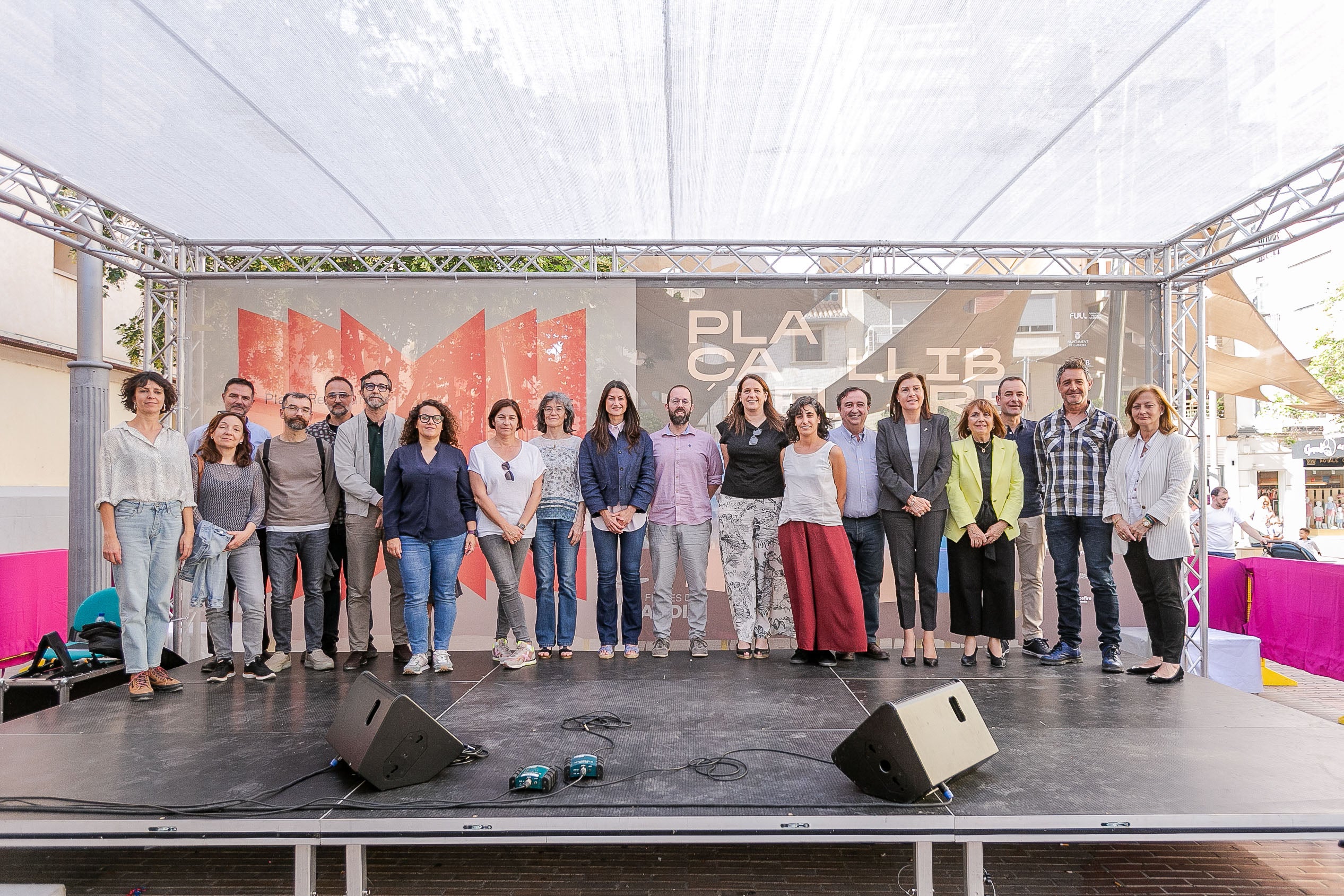 Representants de les entitats organitzadores i col·laboradores de la 4a Plaça del Llibre de Gandia | Carola Woodward
