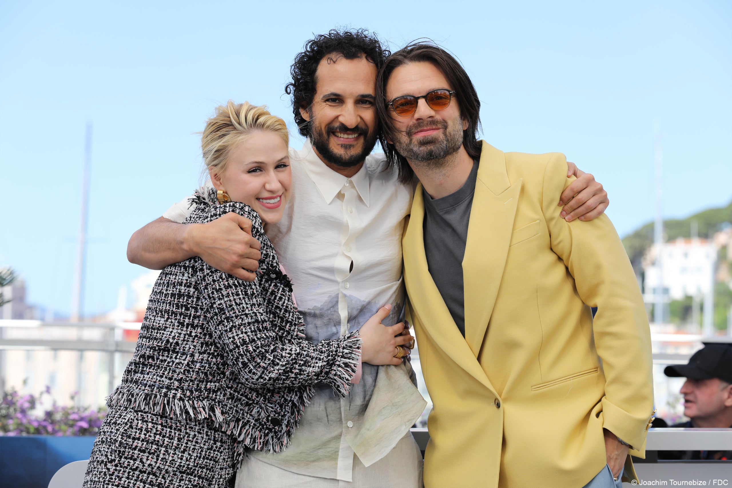 María Bakalova, Jeremy Strong i Sebastien Stan a la presentació de la pel·lícula «The Apprentice», d'Ali Abbasi