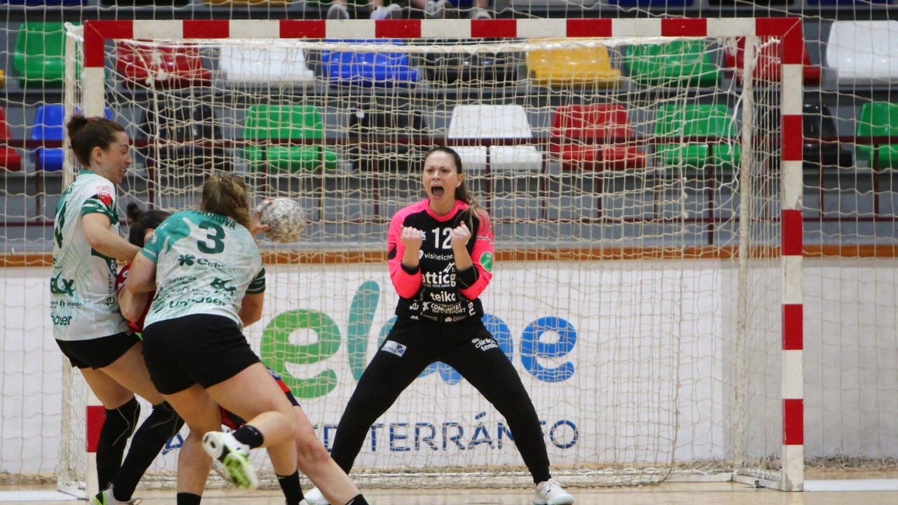 Nicole Morales, portera del Club Handbol Elx celebrant una parada. Serà important contra el Juventa | CBE