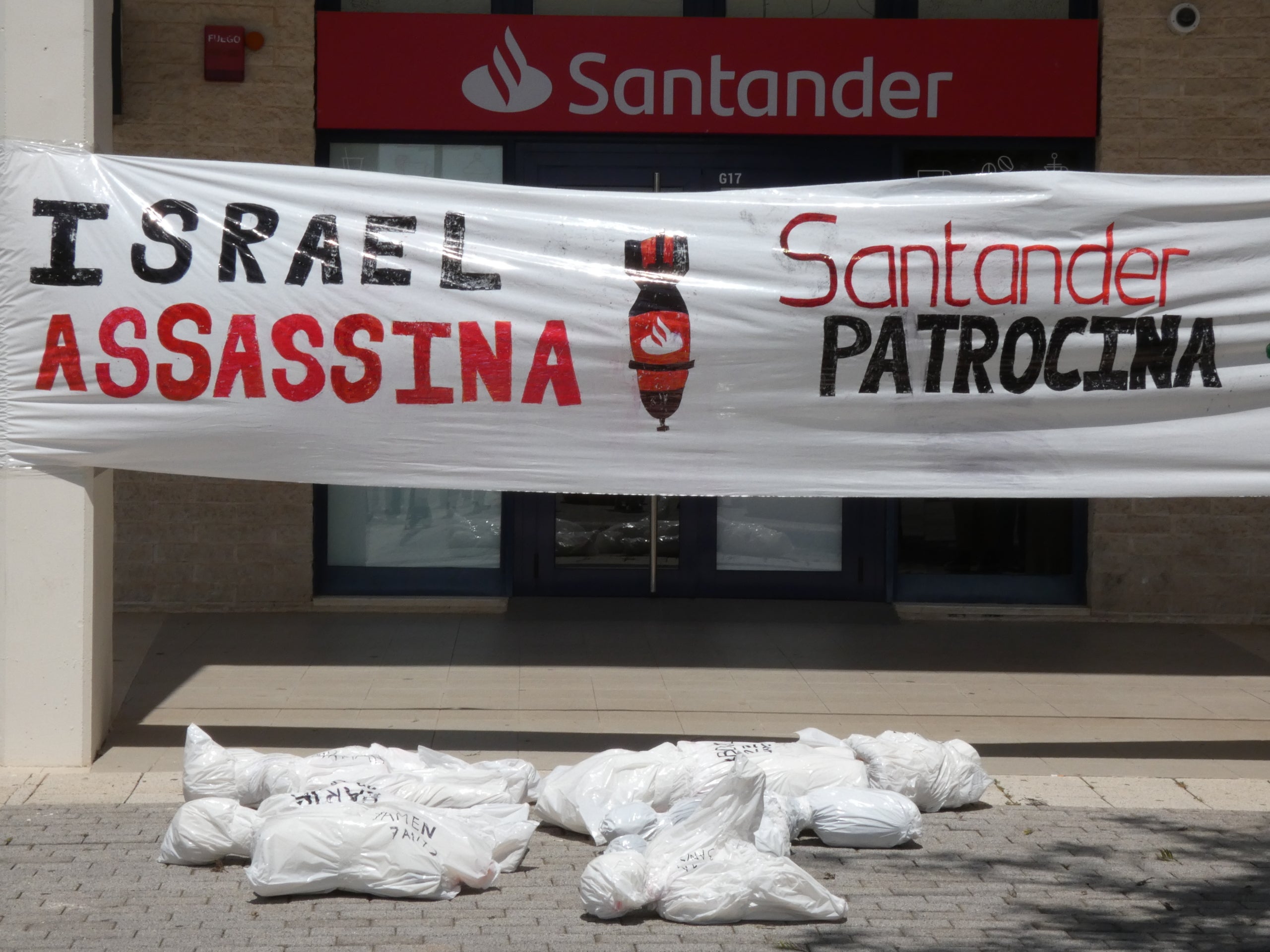 Acció de denúncia de la complicitat del Banc de santander amb el genocidi a Gaza, divendres a l'UJI