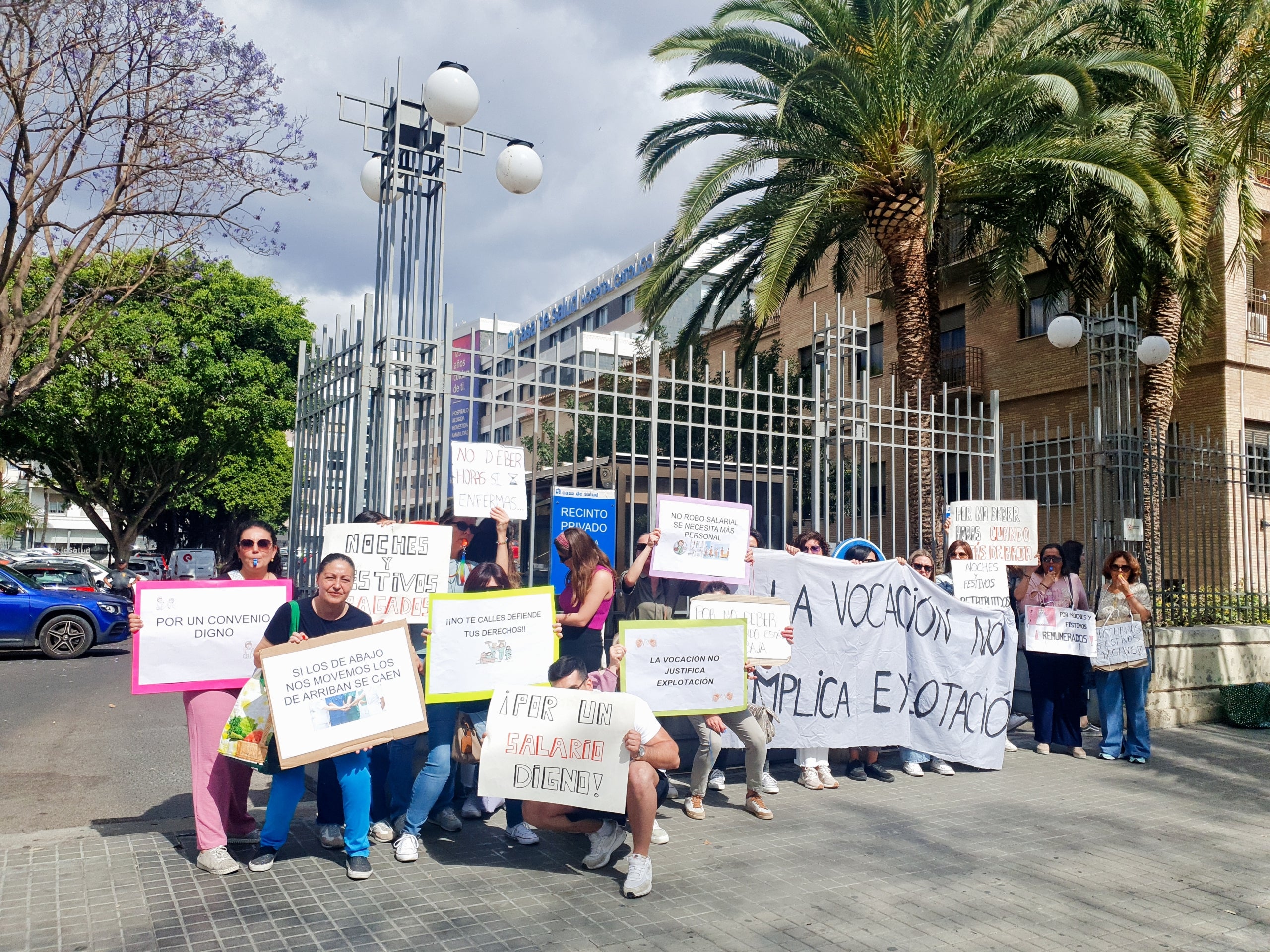 Algunes de les persones treballadores amaguen la cara per por a represàlies | Josan Piqueres