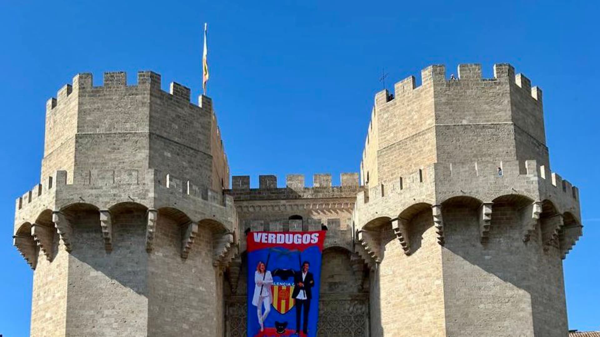 Un grup de valencianistes penja ha penjat aquesta setmana a les Torres de Serrans una imatge acusant el PP de la problemàtica del València CF amb el Nou Mestalla