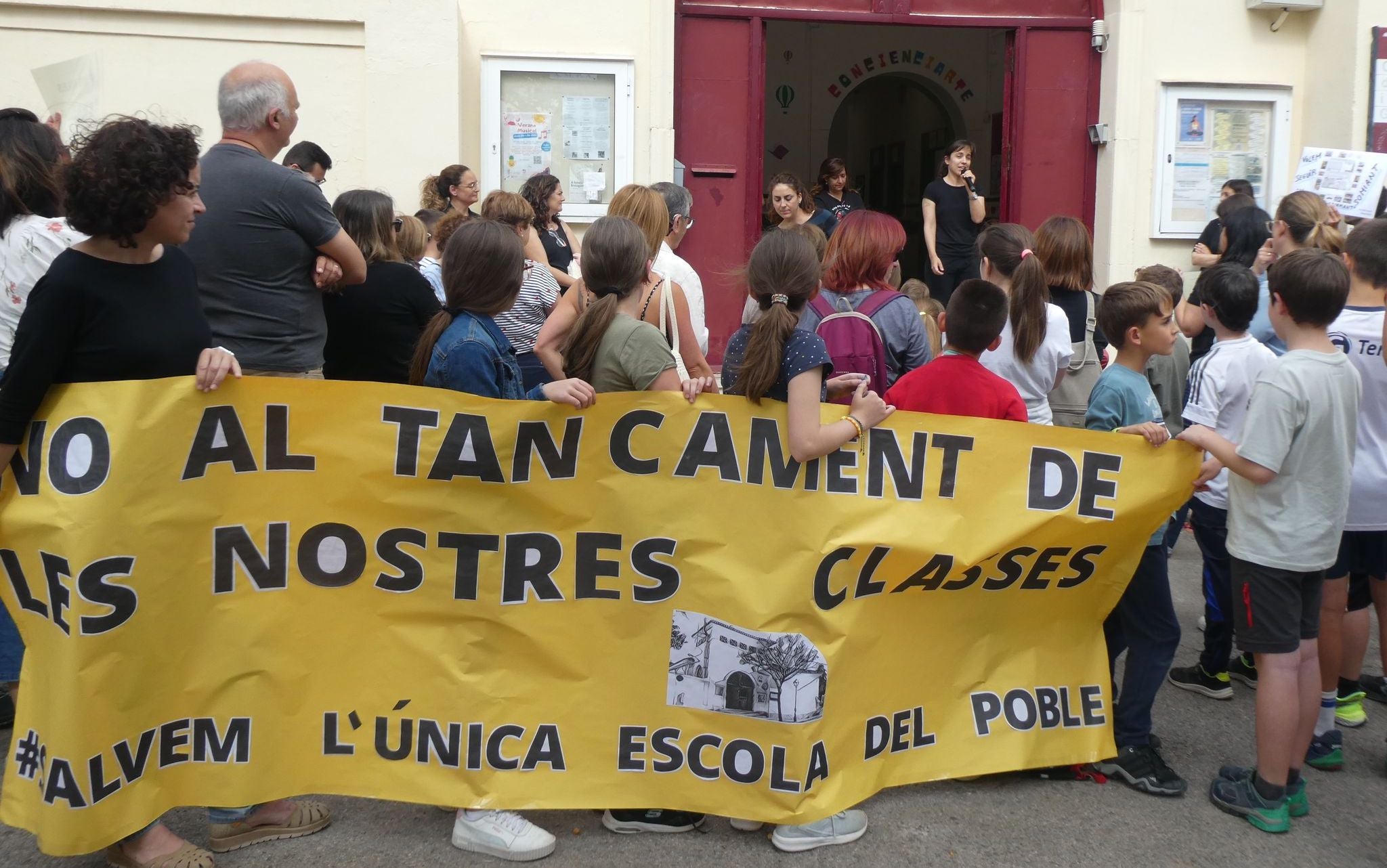 Concentració contra les retallades a la porta del  CEIP José Senent de Massarrojos