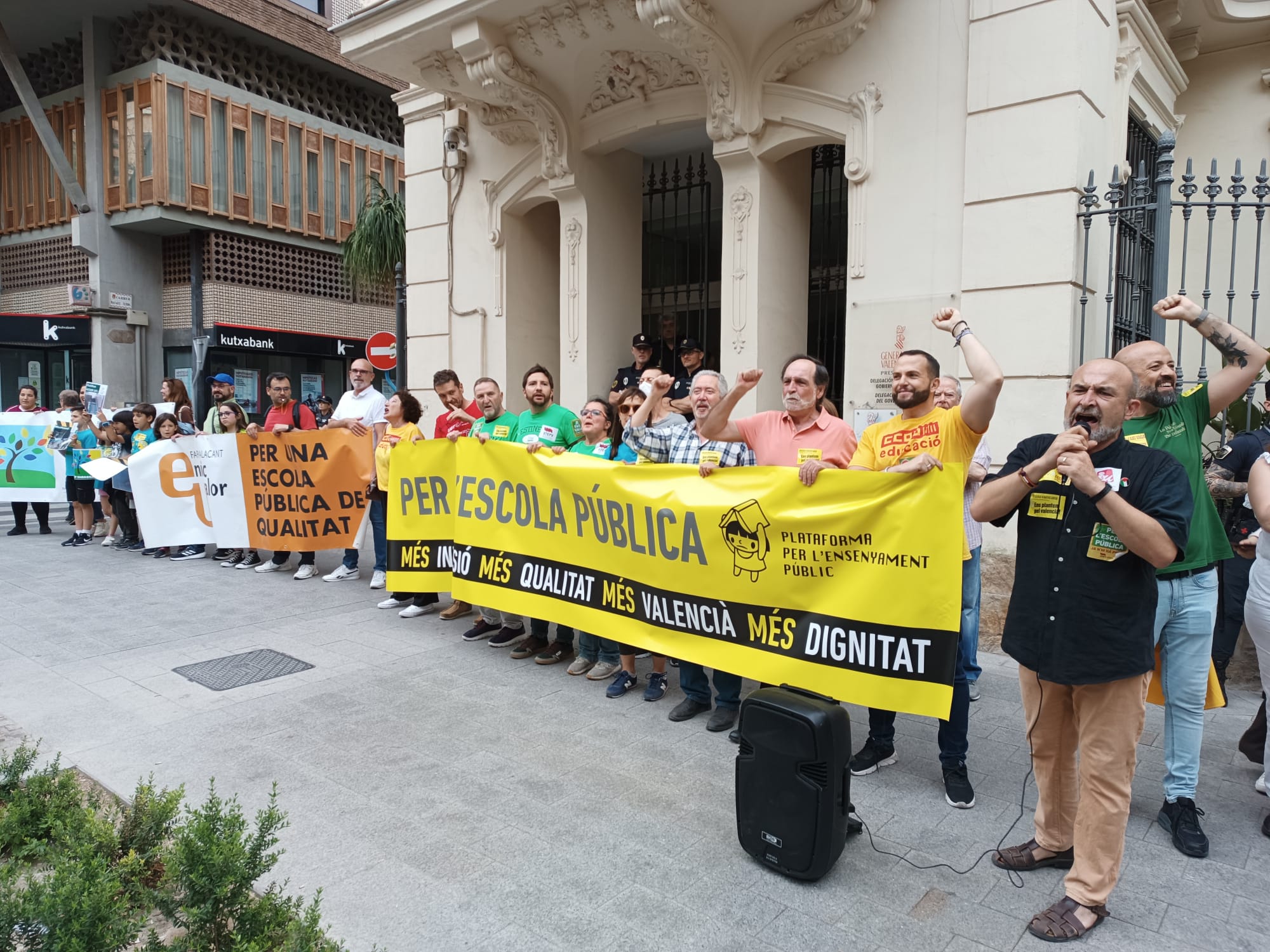 Capçalera de la manifestació contra la llei educativa de PP i Vox a la seu de la Presidència de la Generalitat a Alacant