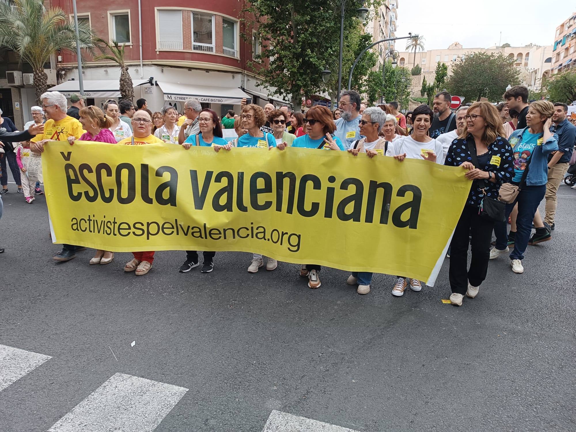 Comitiva d'Escola Valenciana durant la manifestació del 23 de maig a Alacant