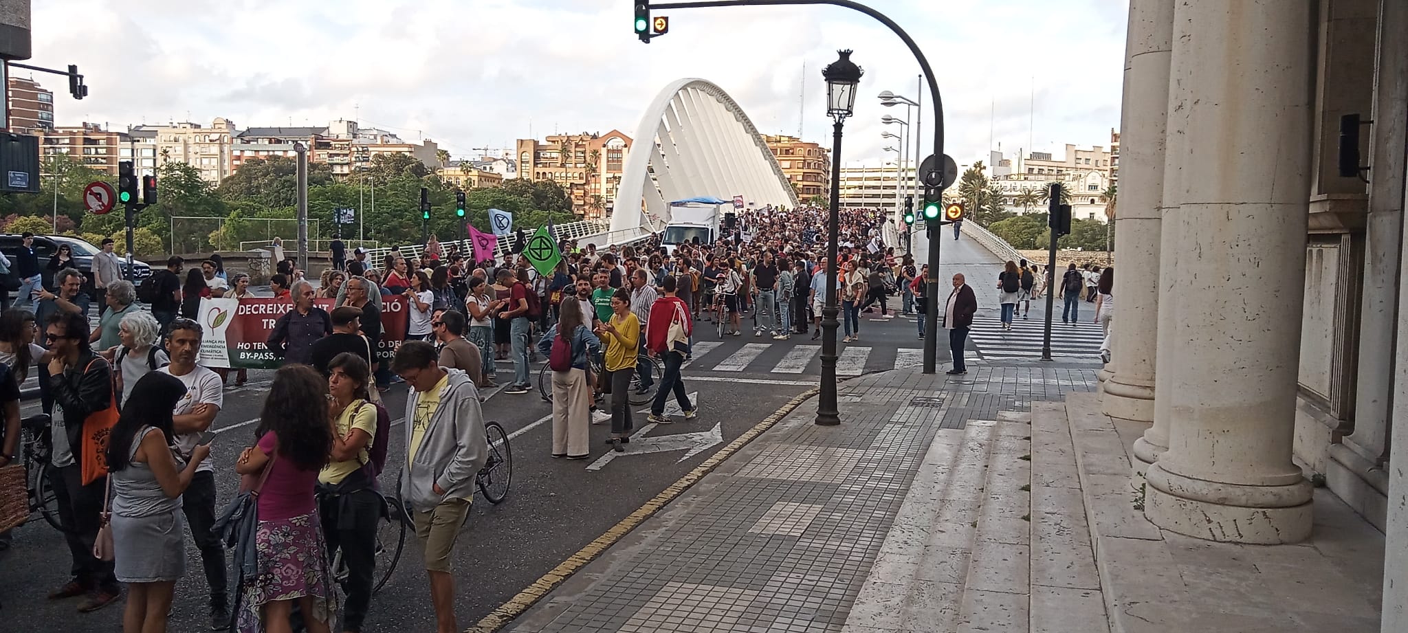 Milers de persones s'han manifestat contra l'ampliació del port de València