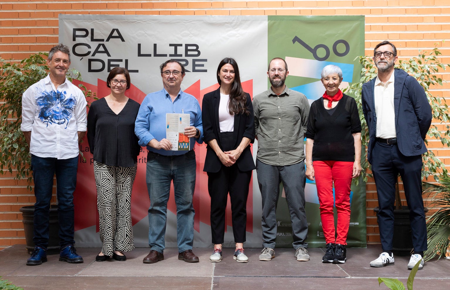 Representants de les entitats organitzadores i col·laboradores de la 4a Plaça del Llibre de Gandia | Àlex Oltra