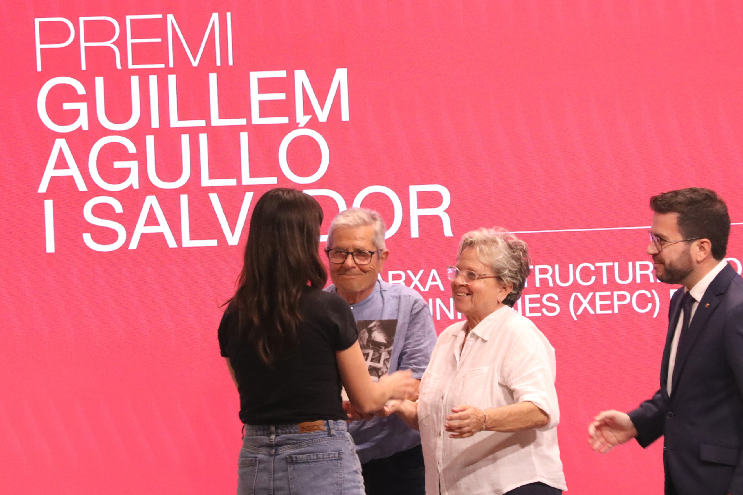 Els pares de Guillem Agulló i el president Pere Aragonès lliuren el guardó a Nora Moralles, membre de la XEPC de Manresa, el 2024 | Nico Tomás | ACN