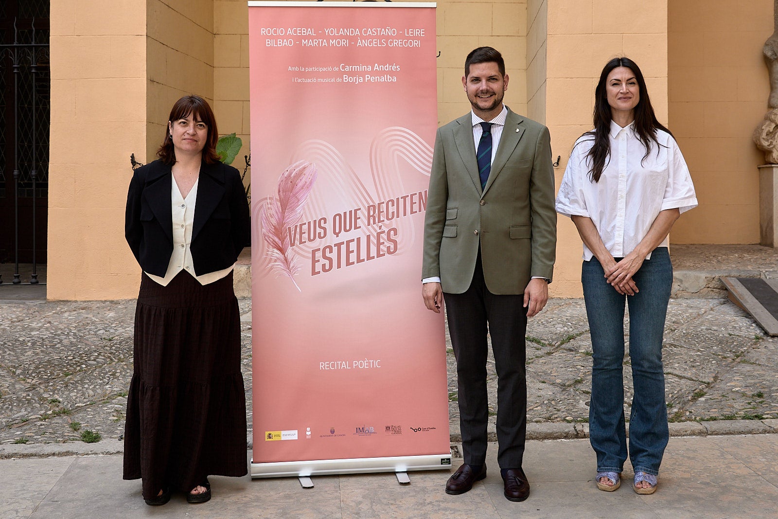 L'alcalde de Gandia, José Manuel Prieto, presenta l'acte «Veus que reciten Estellés»