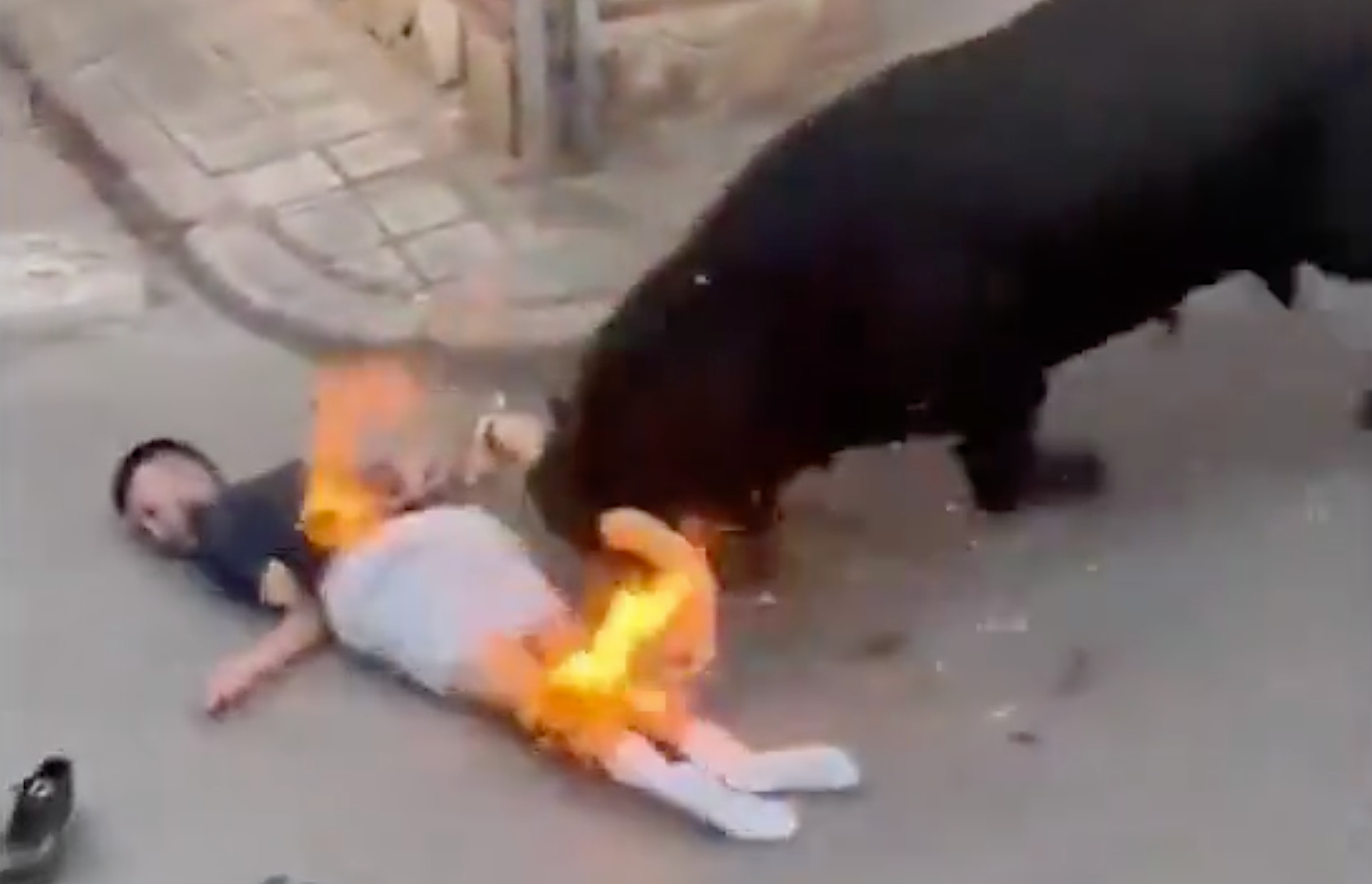 Un bou embolat enganxa un jove a Puçol