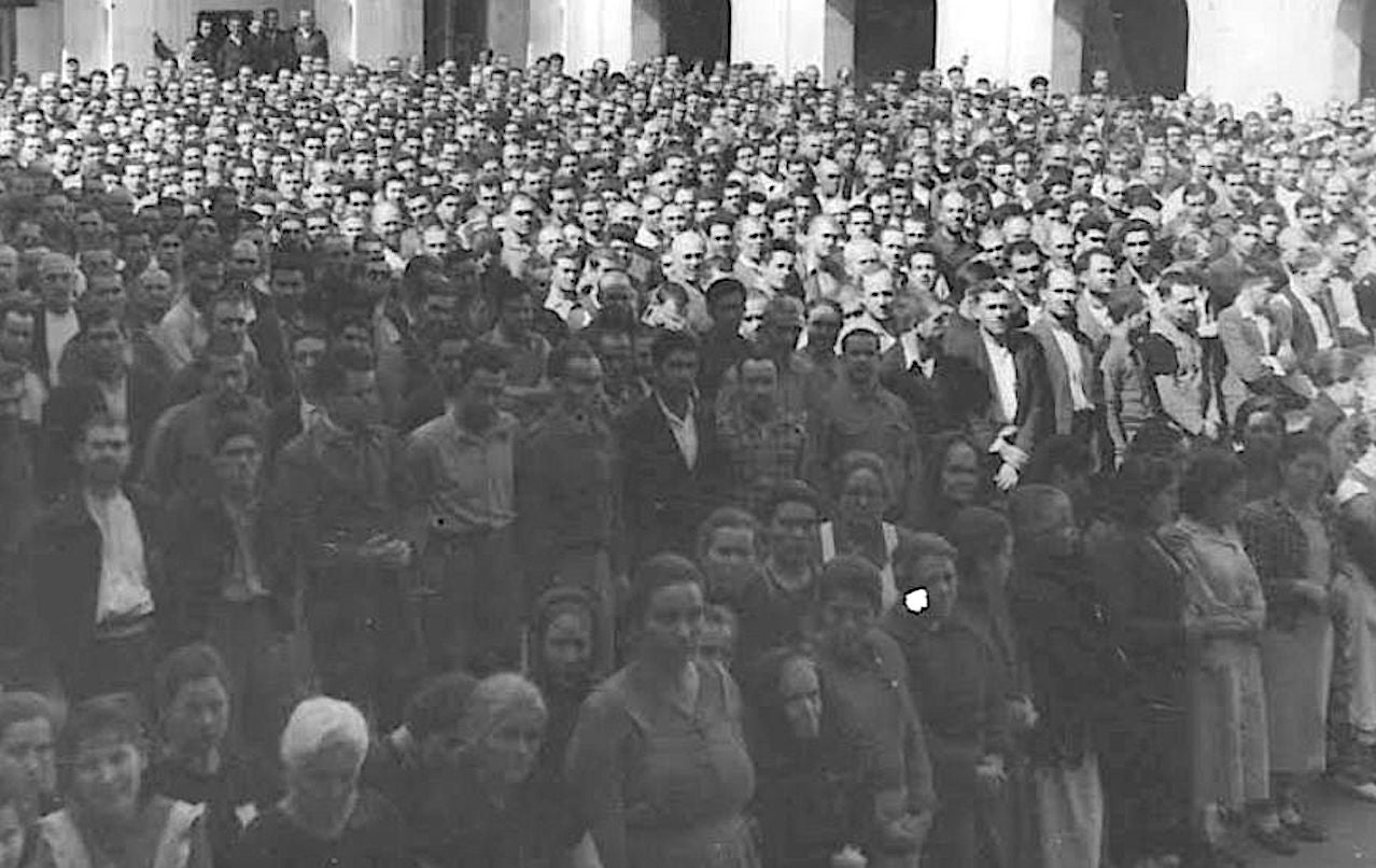 Formació de presos al pati de la presó de la Mercè de Borriana el 1939