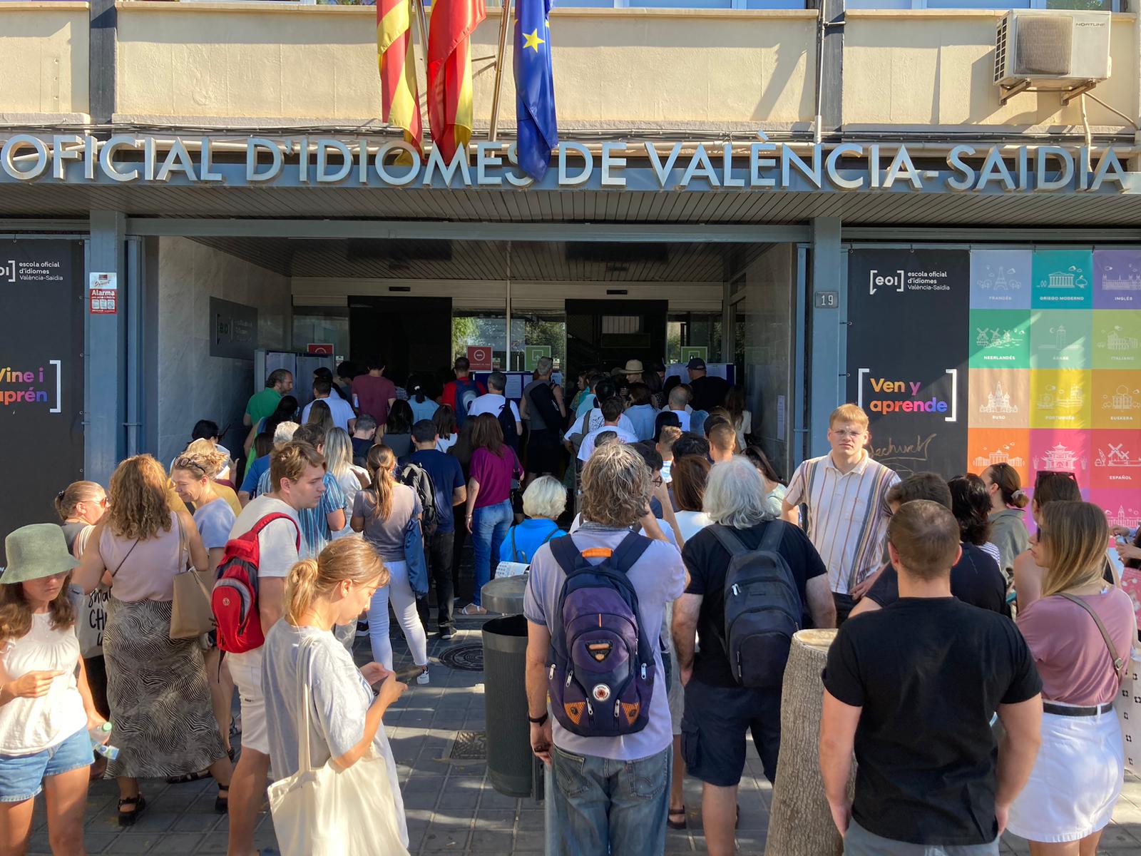 Cua a l'Escola Oficial d'Idiomes