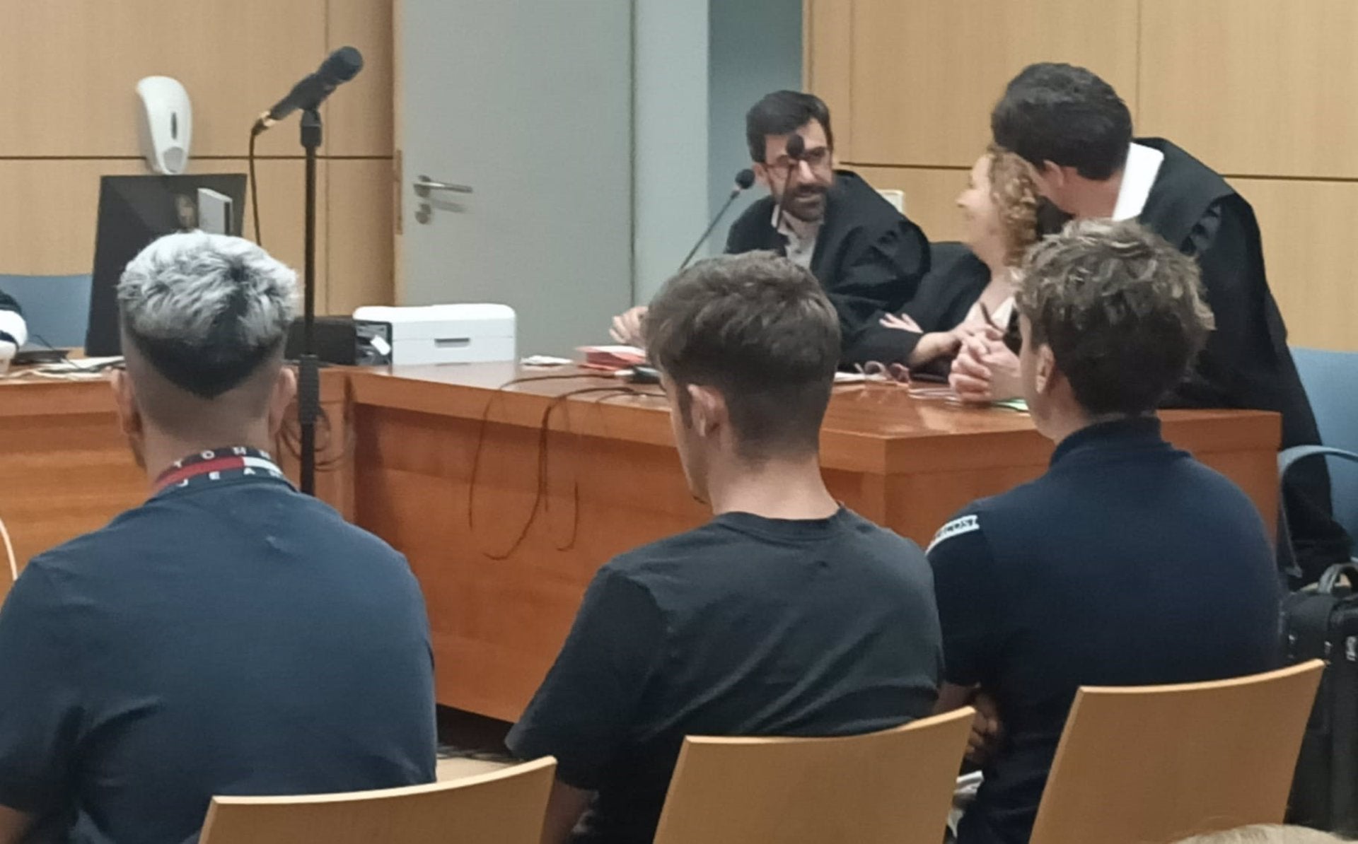 Els tres joves que han acceptat les penes de presó per insults racistes però, no entraran | Europa Press
