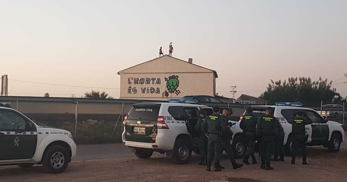 Un enorme dispositiu judicial va desallotjar els activistes del Forn de Barraca