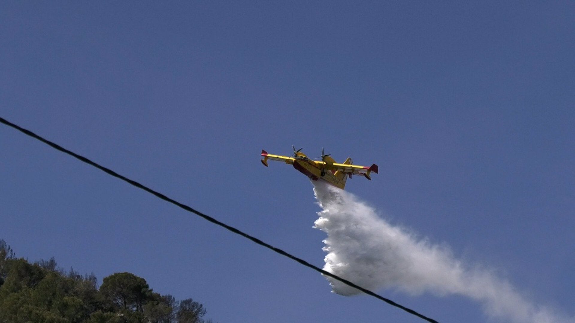 Un mitjà aeri mira de sufocar un incendi / Europa Press