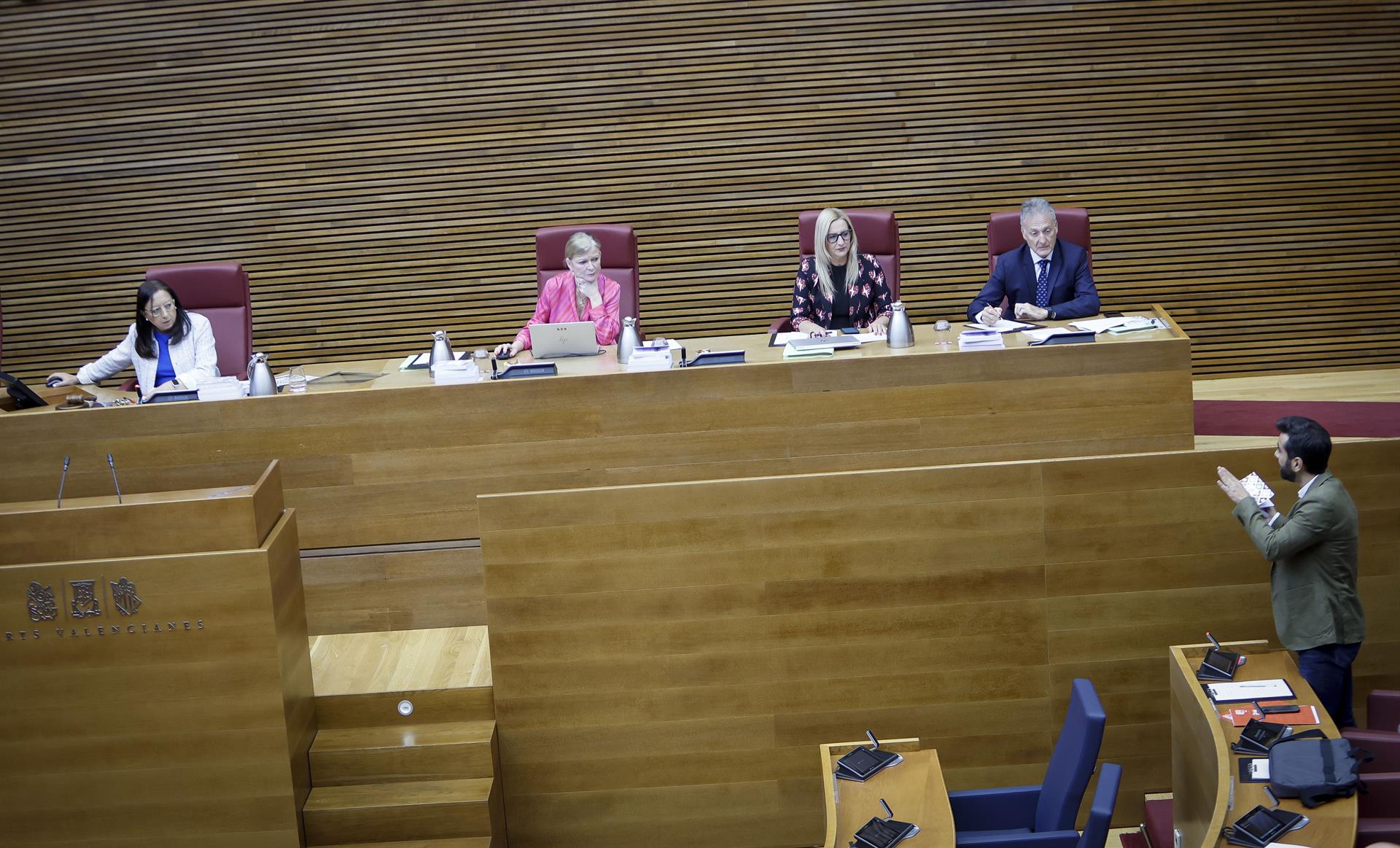 La presidenta de les Corts Valencianes, Llanos Massó, ha llegit l’article 2 de la Constitució Espanyola | EP