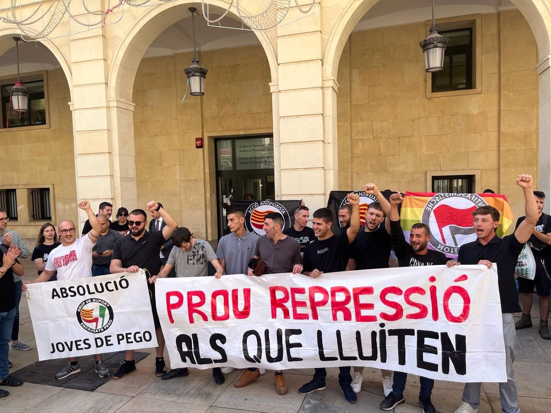 Els joves de Pego a l'eixida del judici / Europa Press