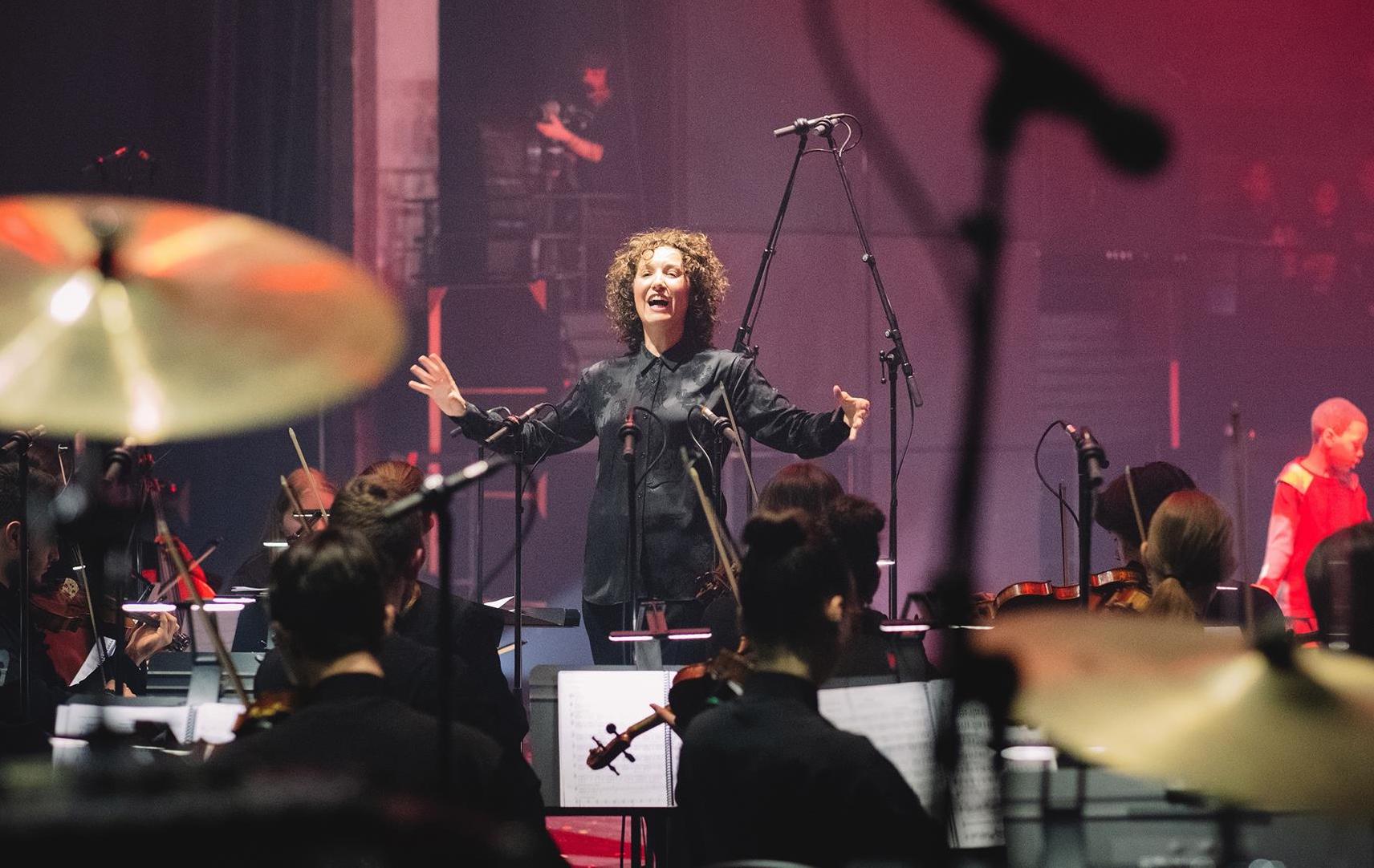 La directora Beatriz Fernández Aucejo dirigeix la Démos Orchestre de La Philharmonie de Paris en l'espectacle «La Vie Fantastique», oferit a Marsella | Jean Kader 