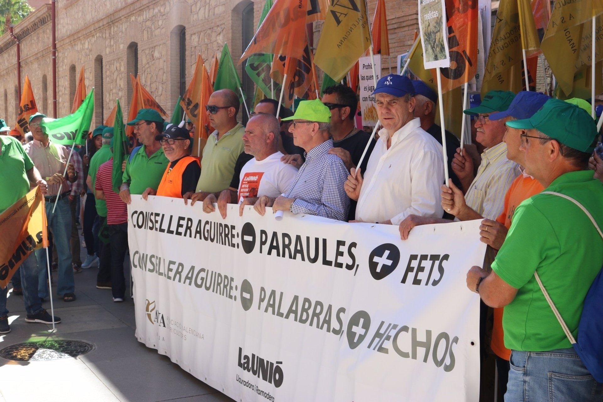Protesta d'agricultors i ramaders davant de la Conselleria d'Agricultura, encapçalada per Vox
