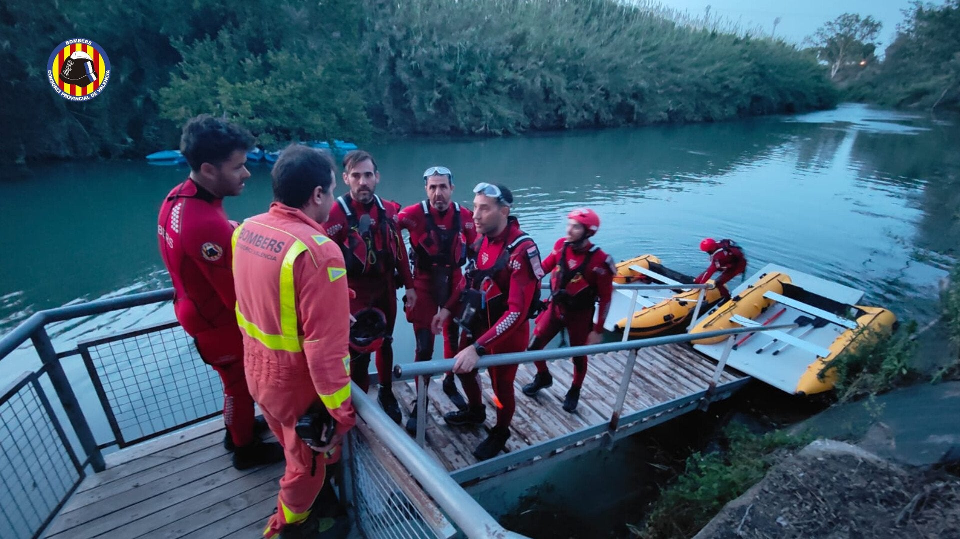 Bombers que han participat en el dispositiu de cerca del menor desaparegut al riu Xúquer, a Alzira
