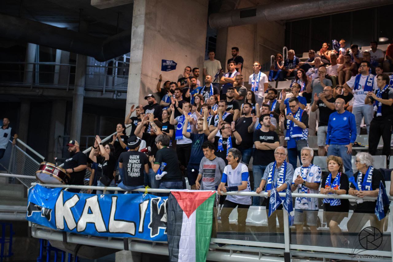 Grada d'animació de la Kali Nord durant un partit recent / Kali Nord