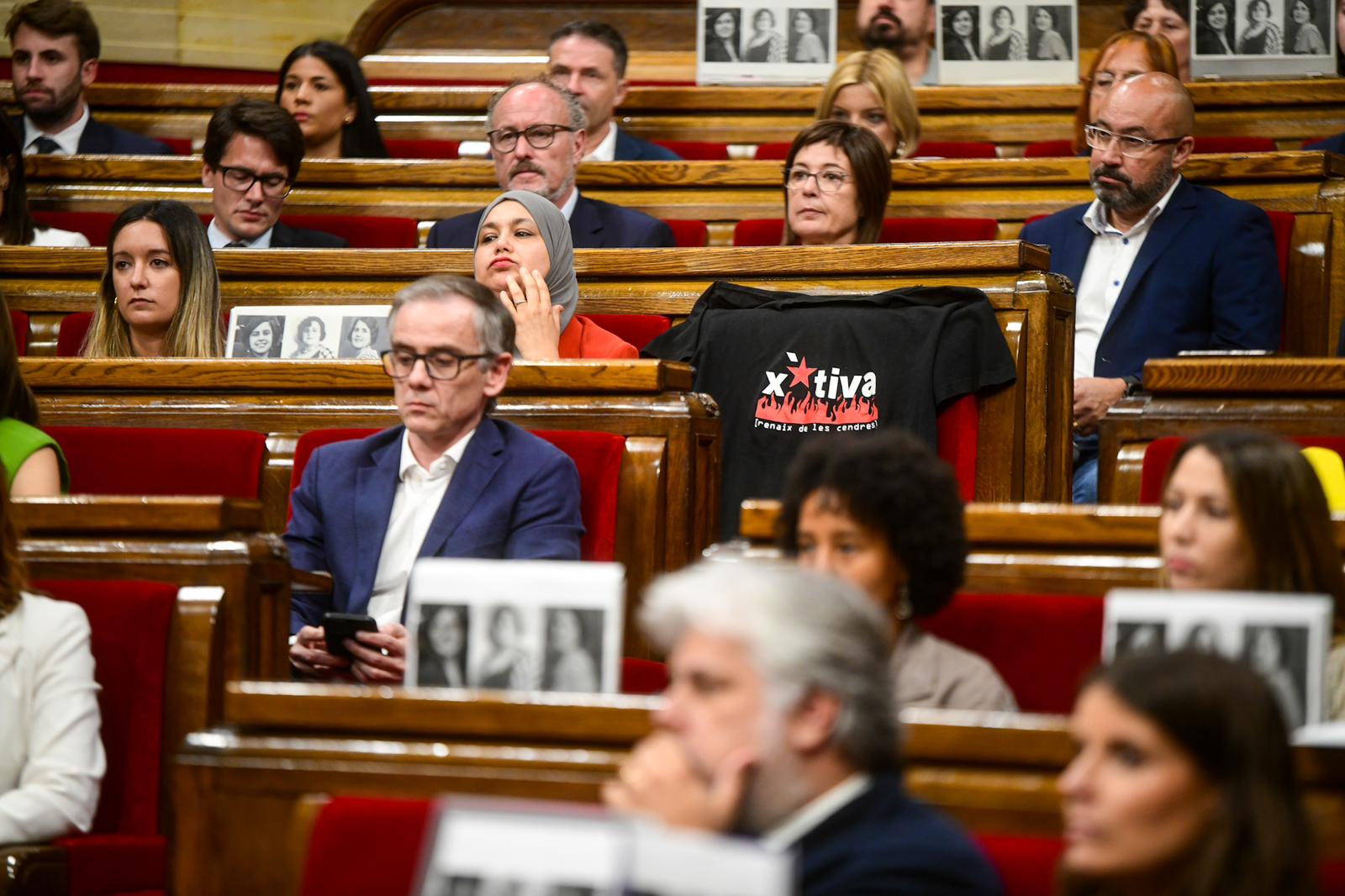 La camiseta amb el lema «Xàtiva renaix de els cendres» al Parlament de Catalunya / Esquerra Republicana
