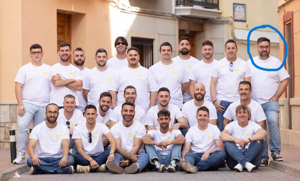 Encerclat en blau, Manuel PérezSalavert, regidor d'Hisenda de Bétera, en foto de família de presentanció dels Majorials 2024, entitat a la qual ell mateix ha atorgat 70.000 euros