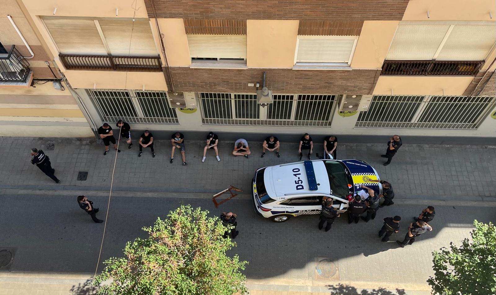 El grup de nazis mentre eren identificats per agents de la policia Local
