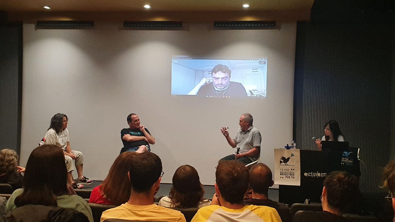 Moment de l'acte en suport a Jesús Rodríguez al Centre Ocutbre