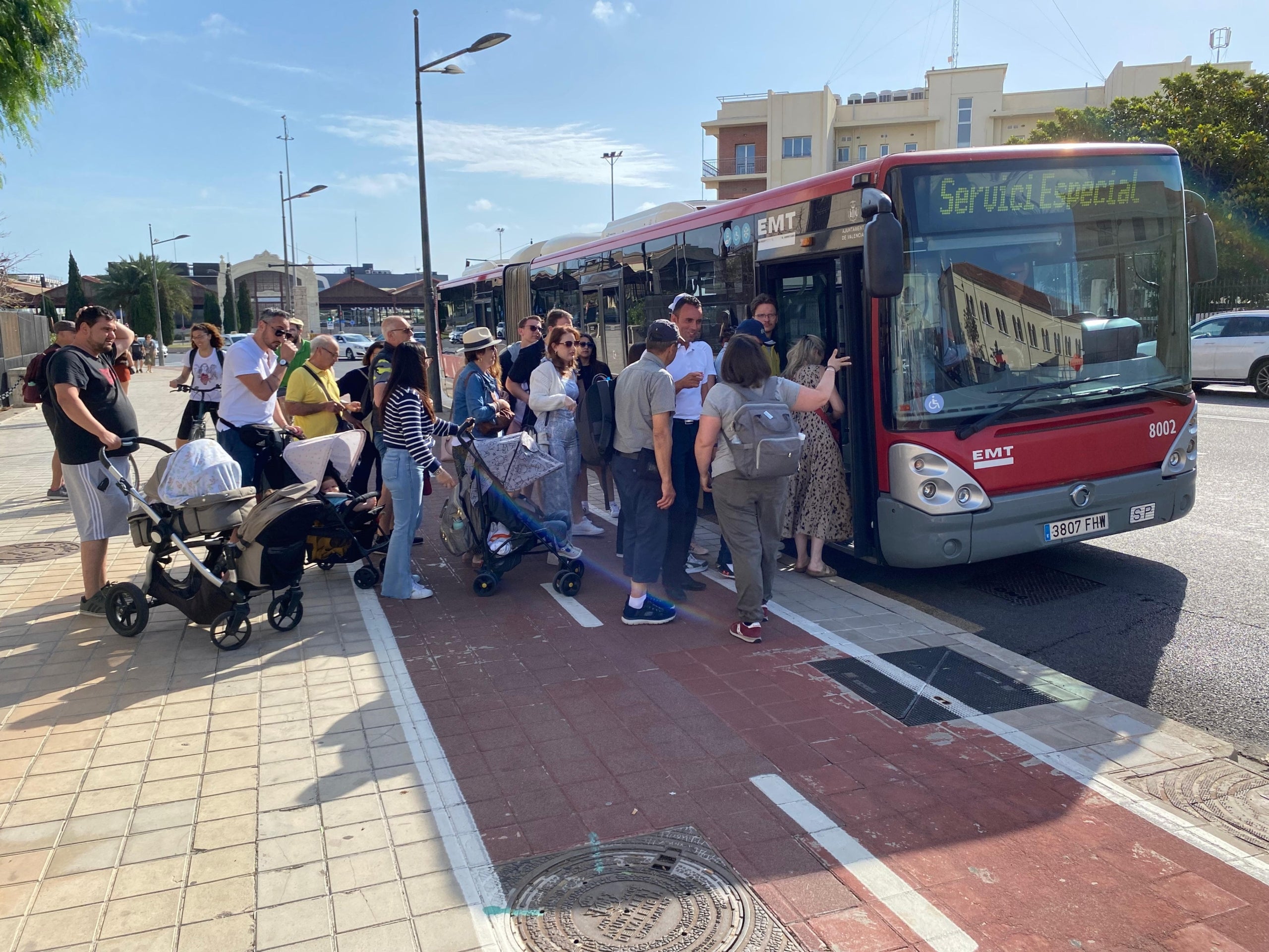 Turistes pugen a un autobús de l'EMT en 'servici especial' al port de València