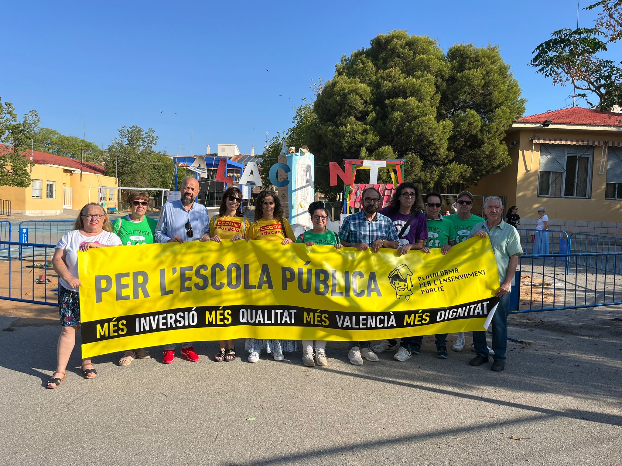 La Plataforma en Defensa de l'Ensenyament Públic es concentra a les portes del CEIP Joaquim Sorolla d'Alacant
