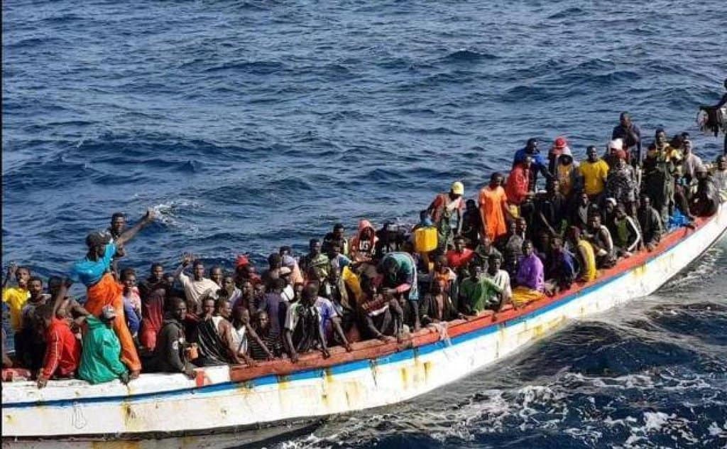 Travessia de persones migrants en una imatge d'arxiu