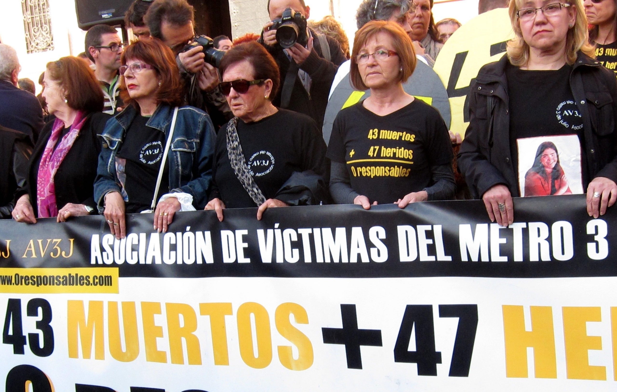 Familiars de les víctimes de l'accident de metro a València el 2006