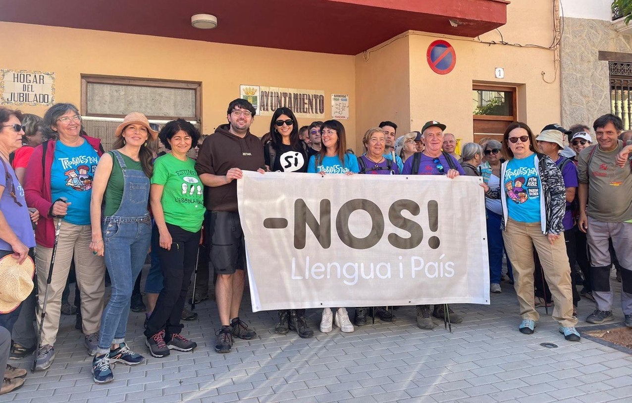 Participants de la 1a Travessa per la llengua, organitzada per -NOS Llengua i país

