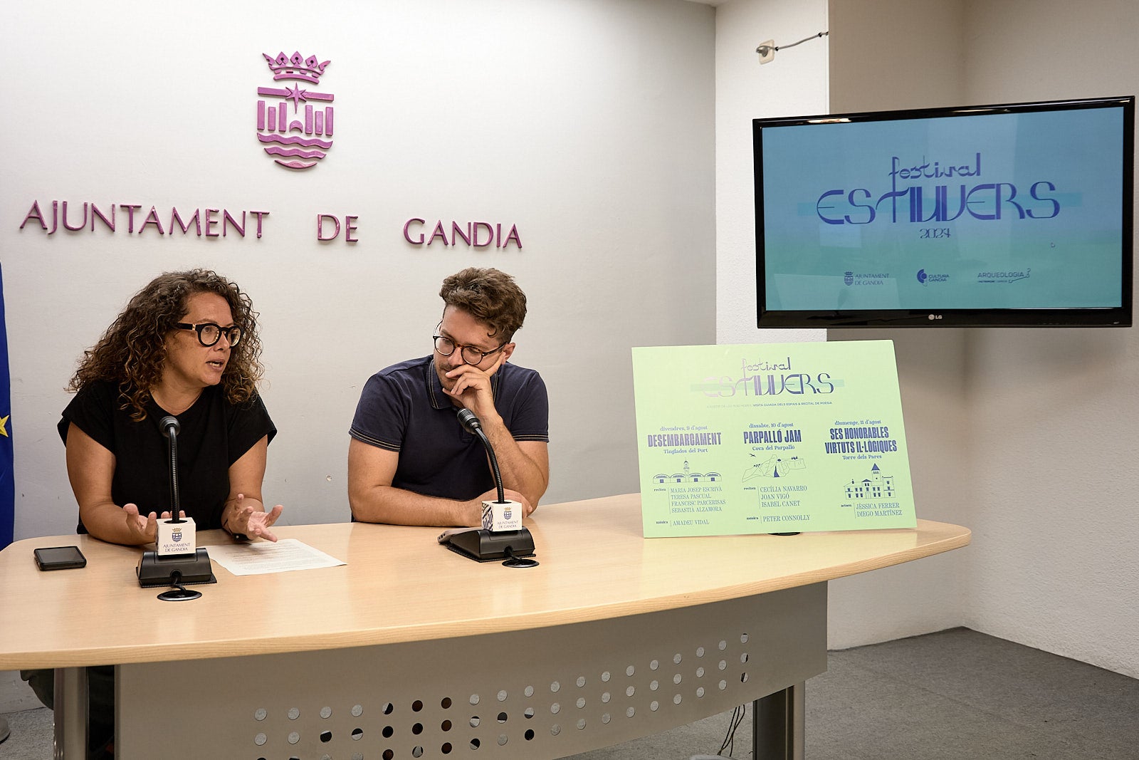 Presentació de l'Estiuveres a l'Ajuntament de Gandia (Safor), amb la regidora Alícia Izquierdo (Compromís) i el director del festival, Joan Deusa