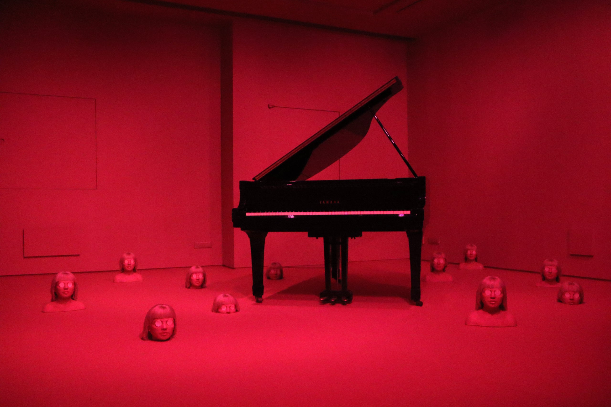 Una de les sales de l'exposició 'Ja saps tocar el piano. Rastres de Carles Santos' al Museu de la Música de Barcelona | Eli Don | ACN