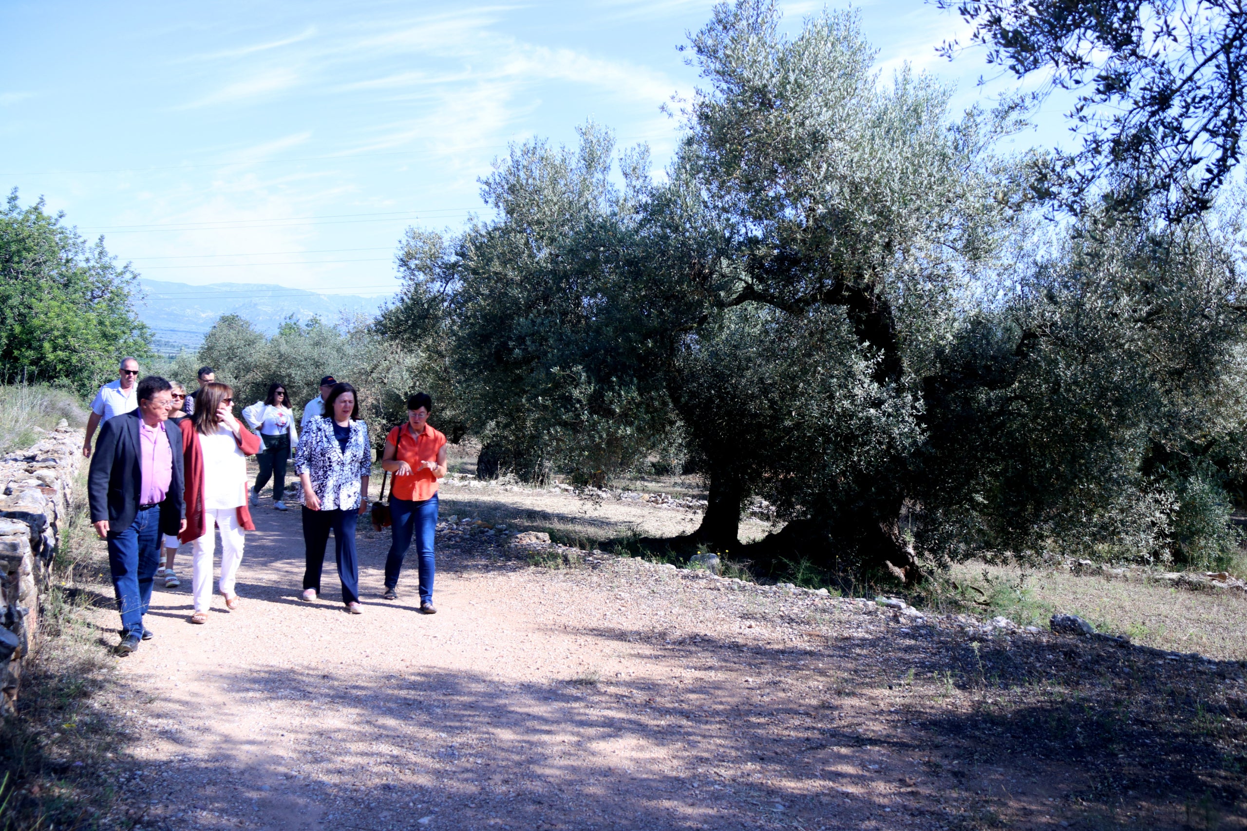 La secretària d'Estat d'Agricultura, Begoña García, visitant la finca de l'Arion, a Ulldecona, acompanyada d'autoritats locals |  Jordi Marsal | ACN
