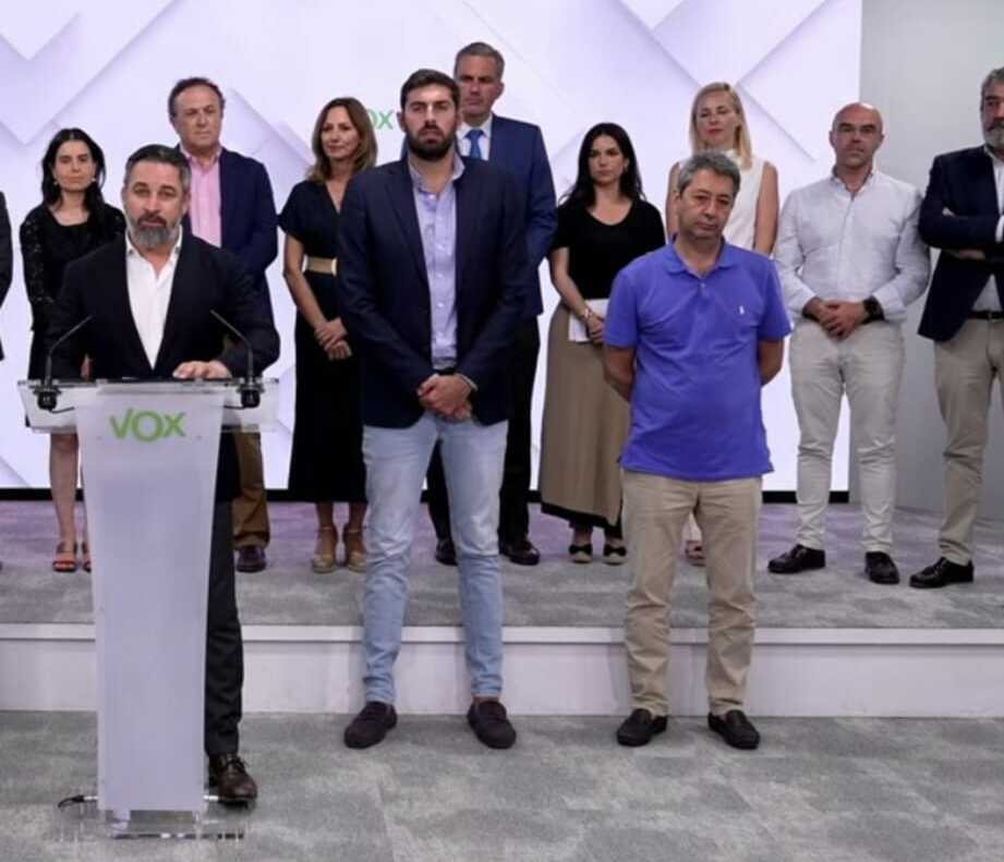 Abascal anuncia l'eixida de Vox de tots els governs autonòmics davant d'un Barrera visiblement poc eufòric