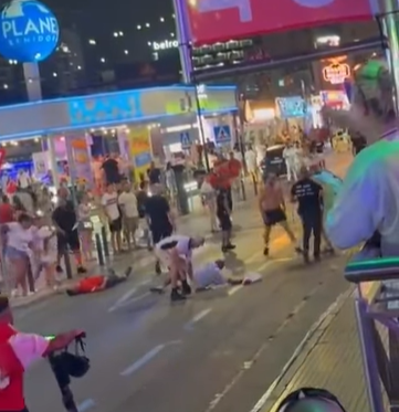 Un vídeo d'una baralla entre aficionats al futbol anglesos i espanyols a Benidorm es converteix en noñticia al Regne Unit, però no al País Valencià