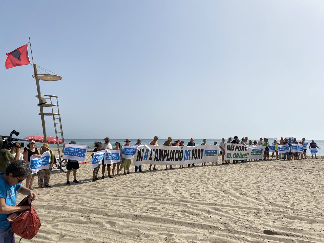 Concentració aquest matí a la platja del Saler per protestar pel vessament de fuel