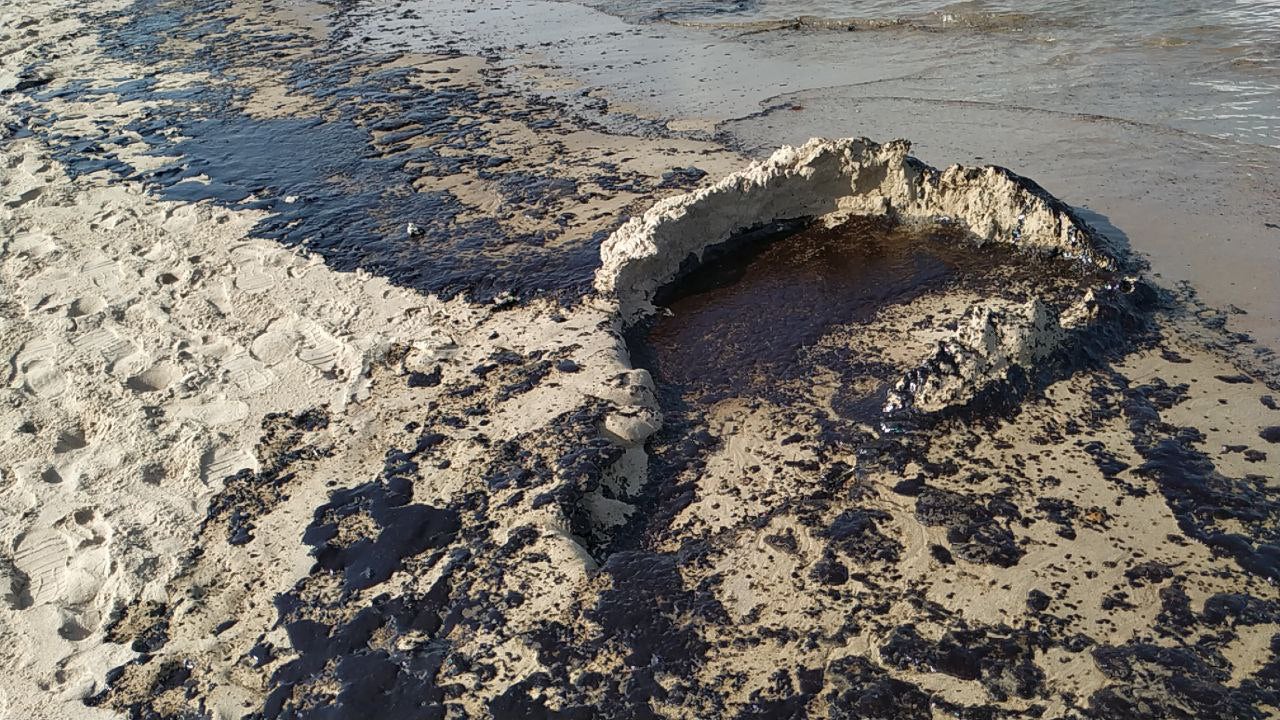 Deixalles d'hidrocarburs a la platja del Saler / Comissió Ciutat-Port