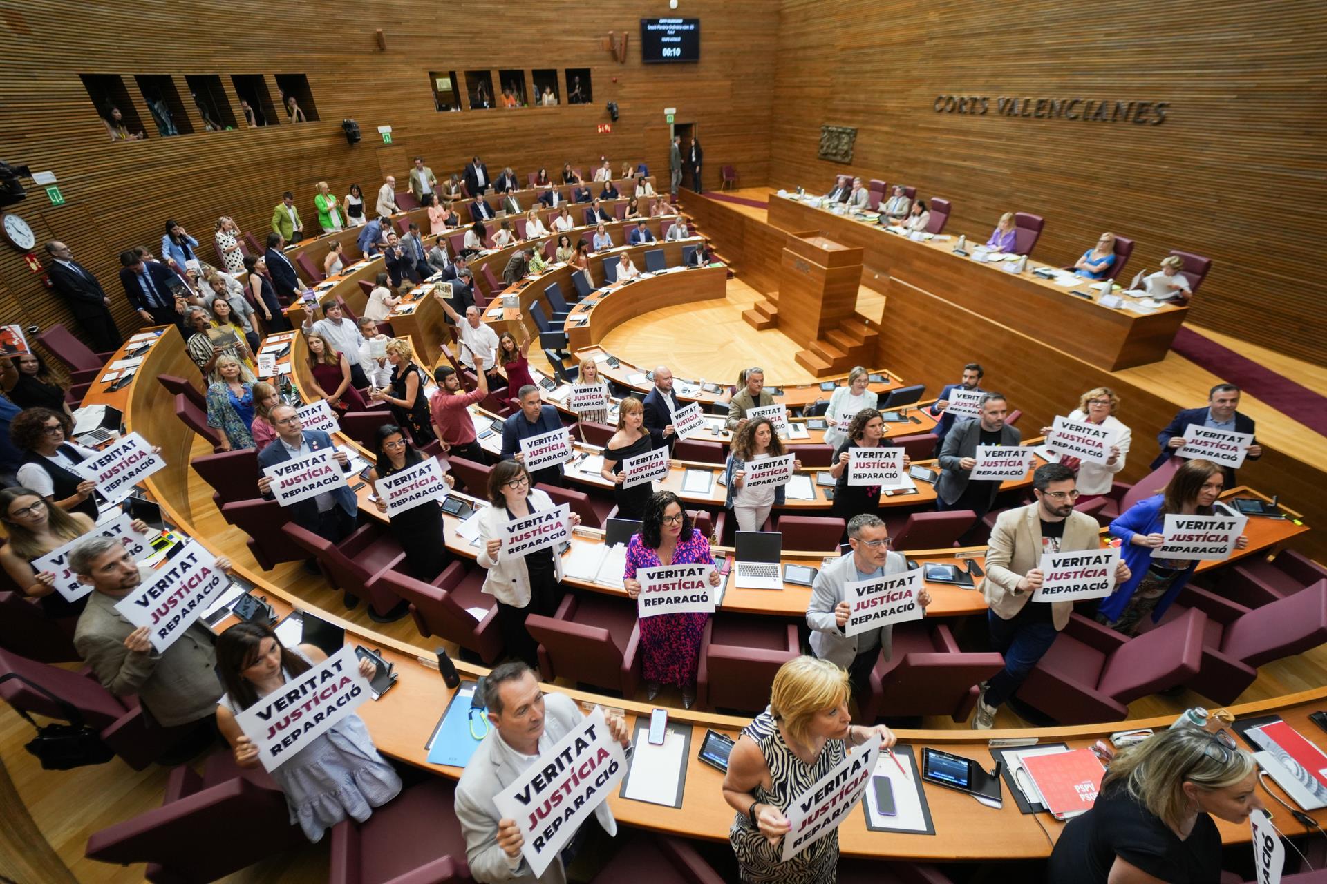 PP i Vox aproven a les Corts Valencianes la  Llei de «concòrdia» enfront de cartells de l'oposició de «Veritat, justícia i reparació» |  Jorge Gil | EP