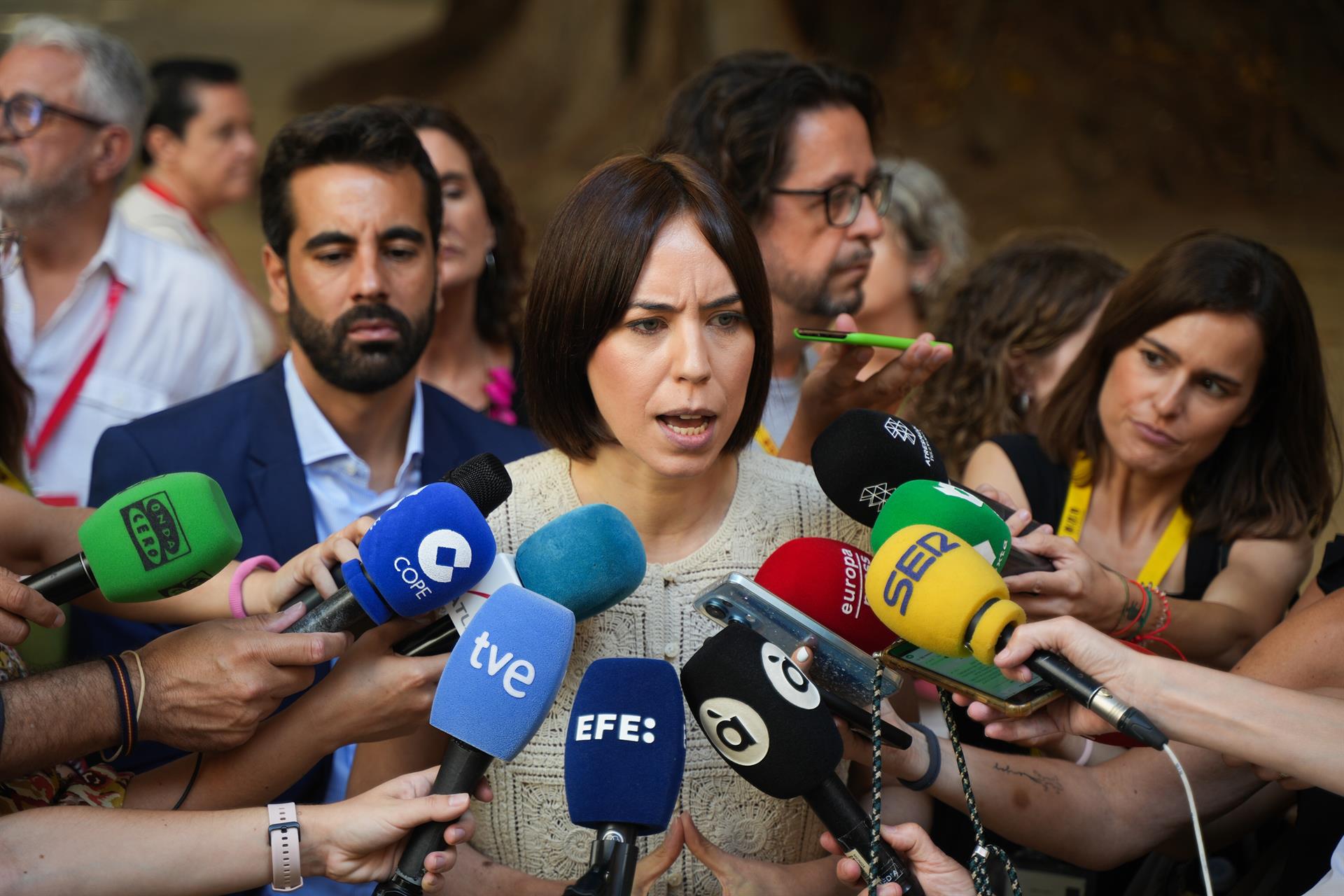 La ministra de Ciència, Innovació i Universitats, i secretària general del PSPV, Diana Morant, atén els mitjans de comunicació a Les Corts | Jorge Gil | EP
