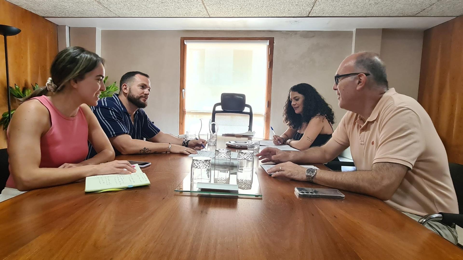 A l'esquerra, els regidors de Compromís Sara Llobell i Rafa Mas. A la dreta, els edils del PP Manuel Villar i Cristina Cutanda / Europa Press