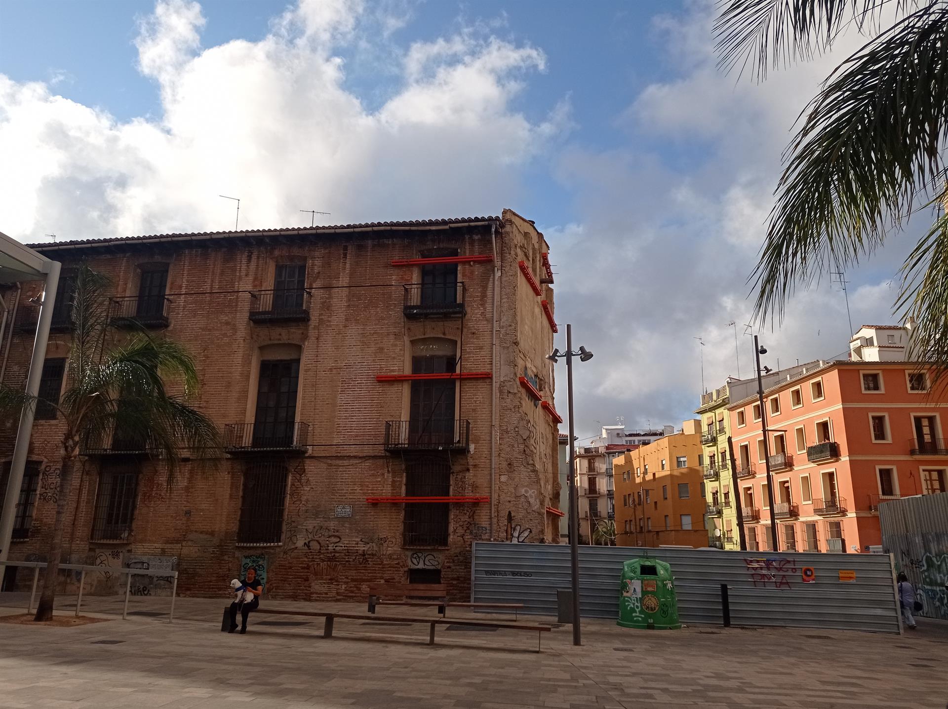 Façana posterior del palau dels Eixarc, al carrer de Belluga, barri de Velluters de València | EP