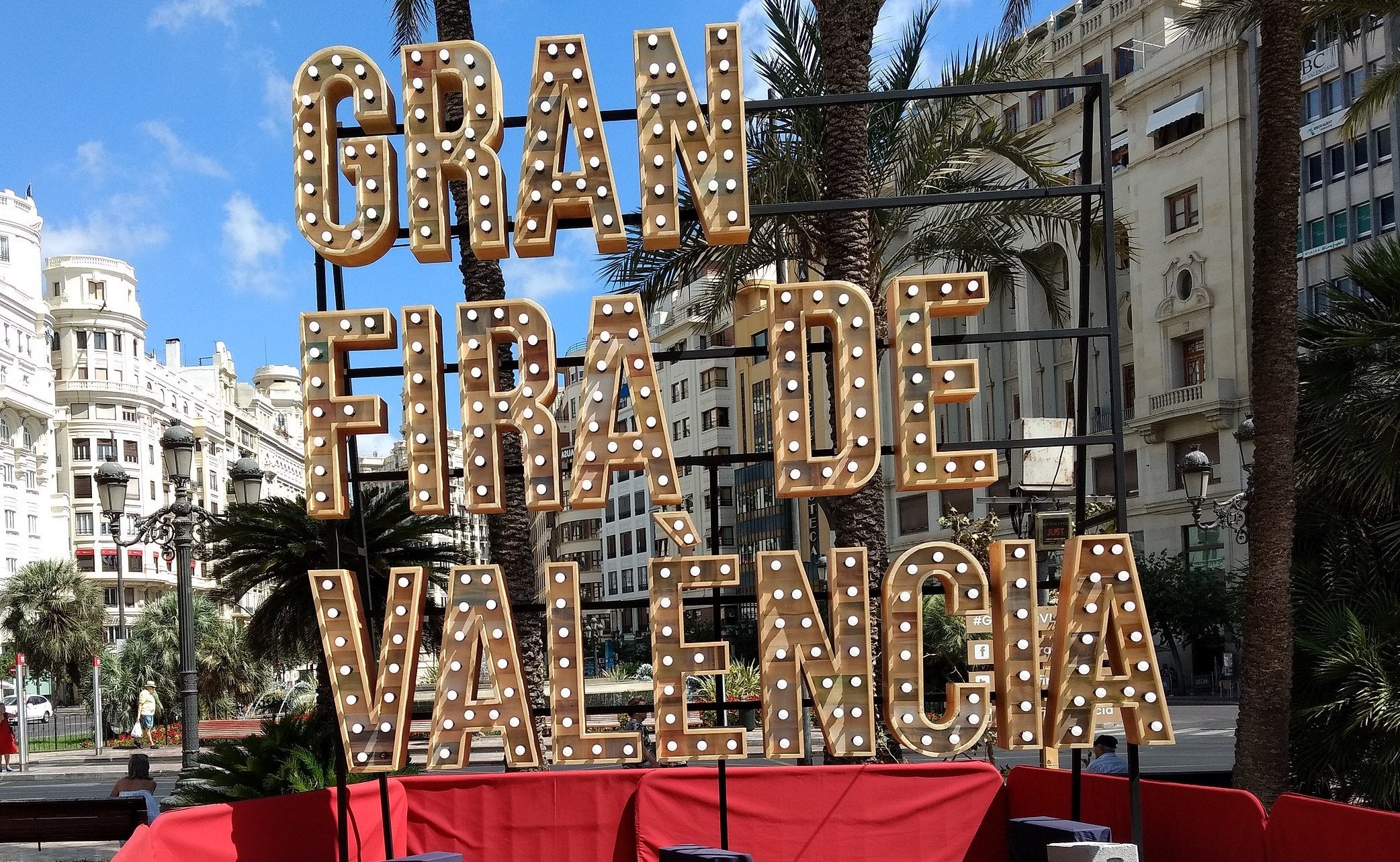 Cartell de la Gran Fira de Juliol a la plaça de l'Ajuntament de València, el 2016 | Wikimedia Commons | TaronjaSatsuma