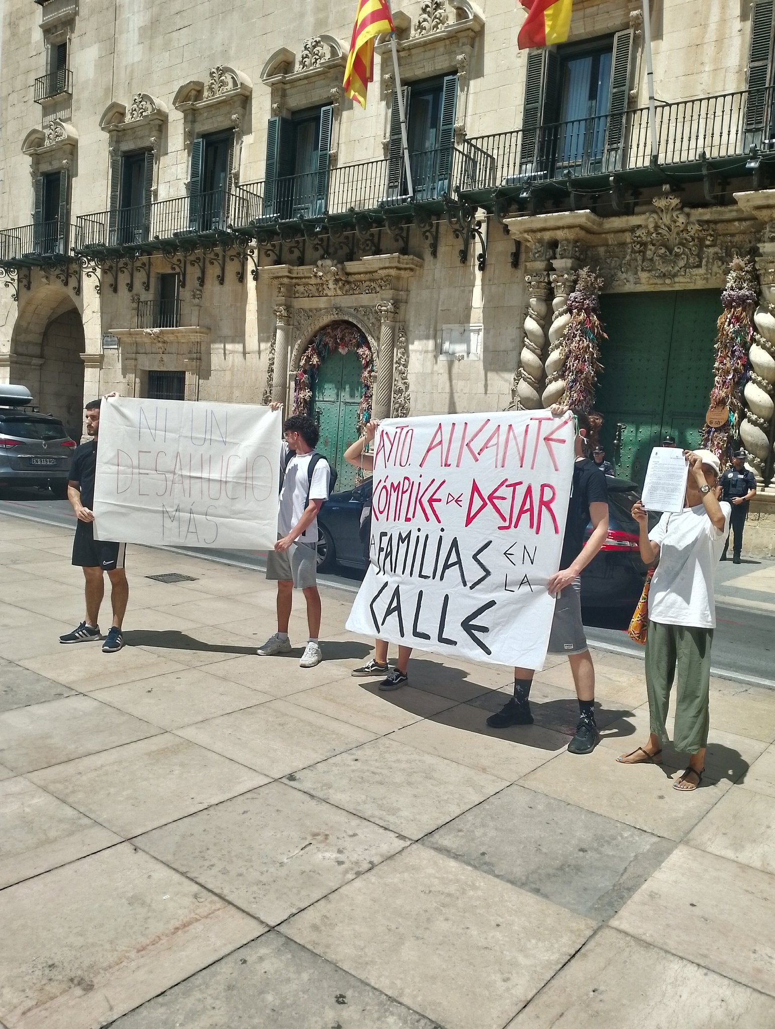 Protesta del Sindicat de Barri de Carolines davant l'Ajuntament d'Alacant contra els desnonaments
