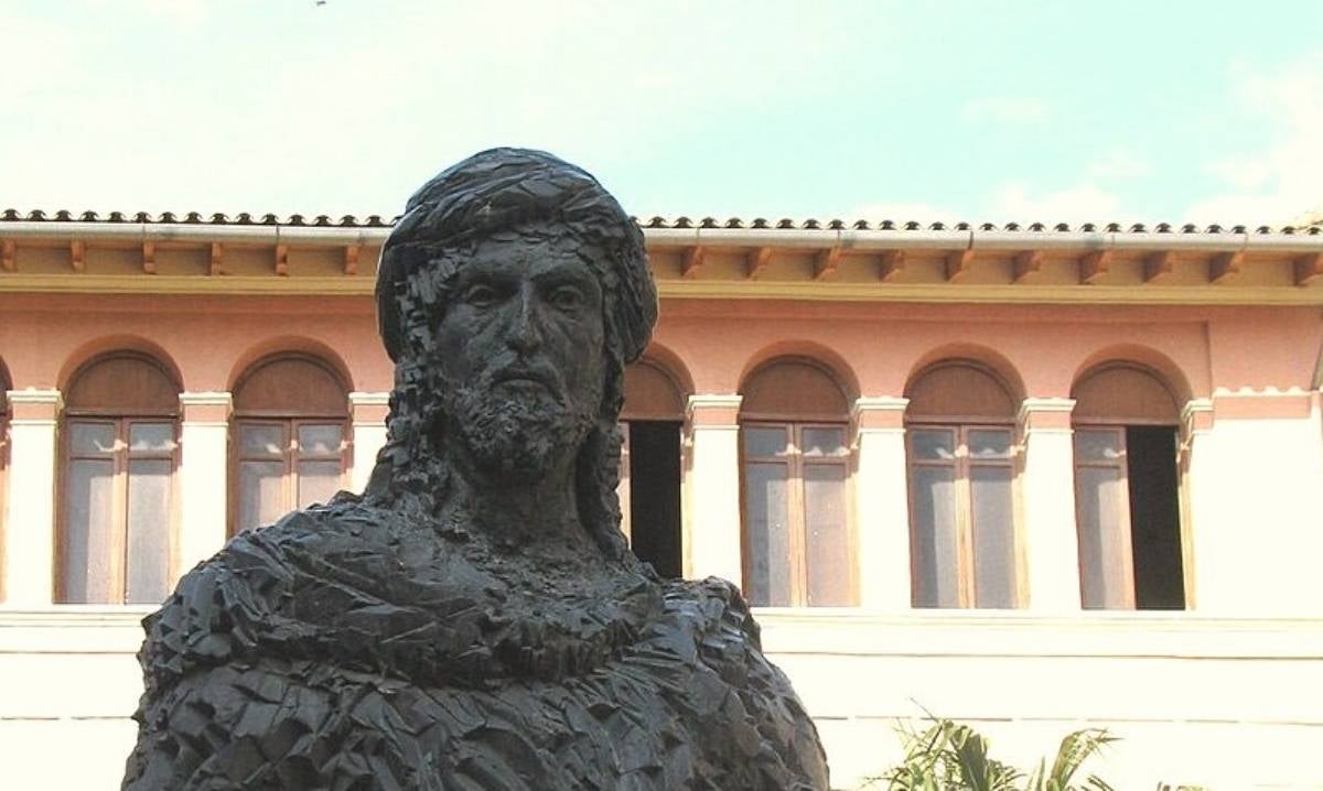 Estàtua d'homenatge a Ibn Tumlus a Alzira